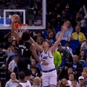 世界杯手机版安装-香农径直杀入禁区，直接起飞上演炸裂隔人劈扣